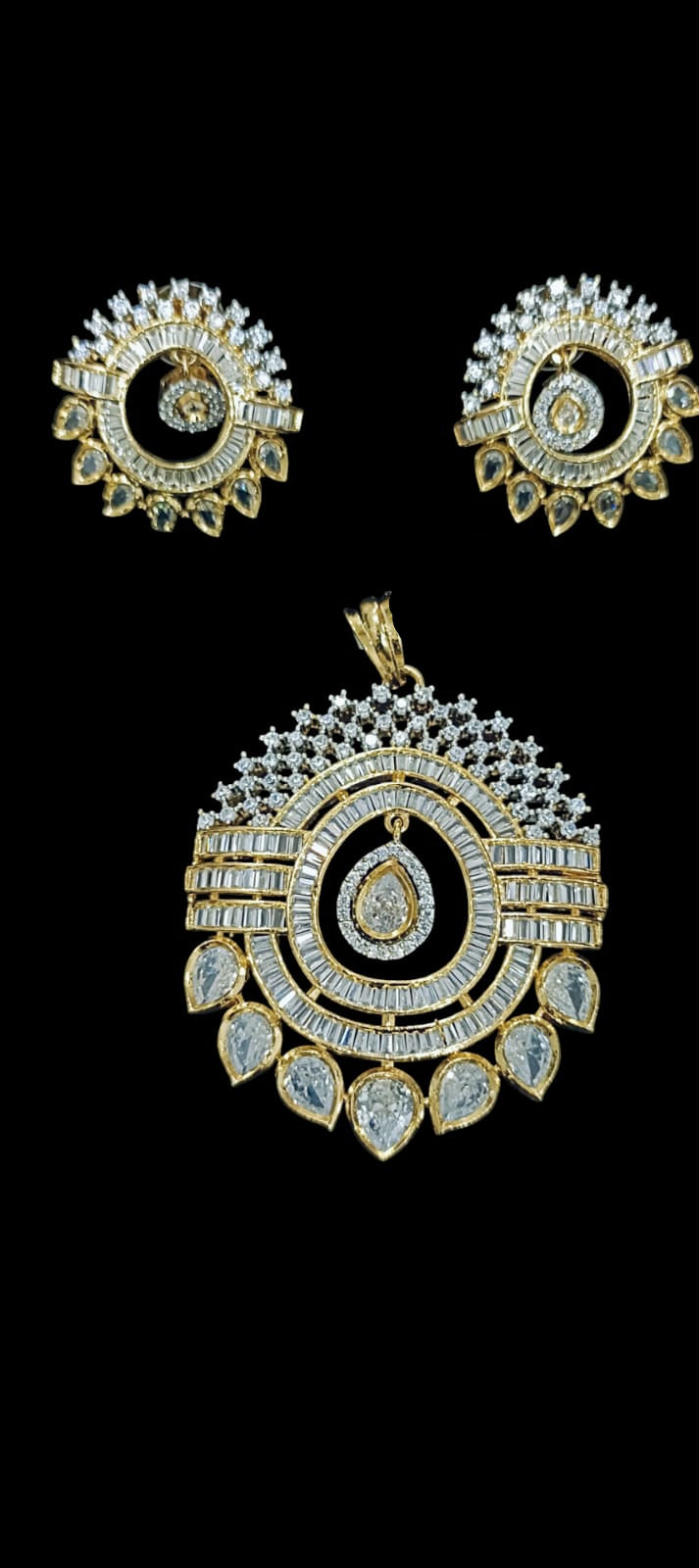 Kundan-Studded Pendant Set
