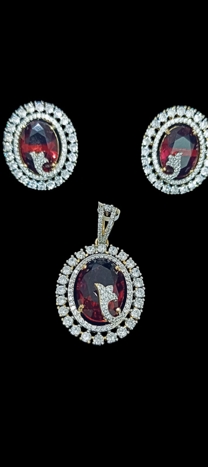 Pendant Set with Delicate Detailing