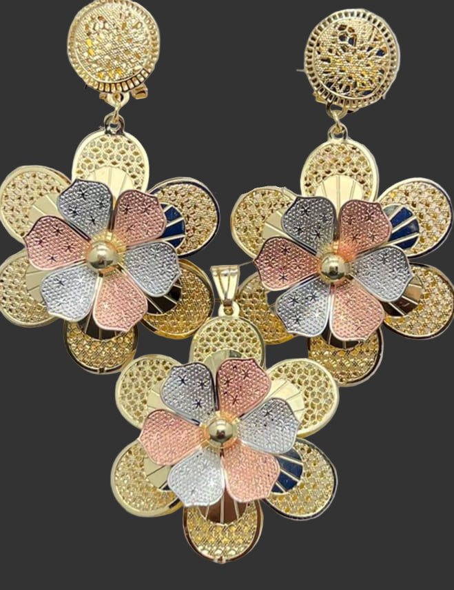 Layered Blossom Dubai Pendant Set