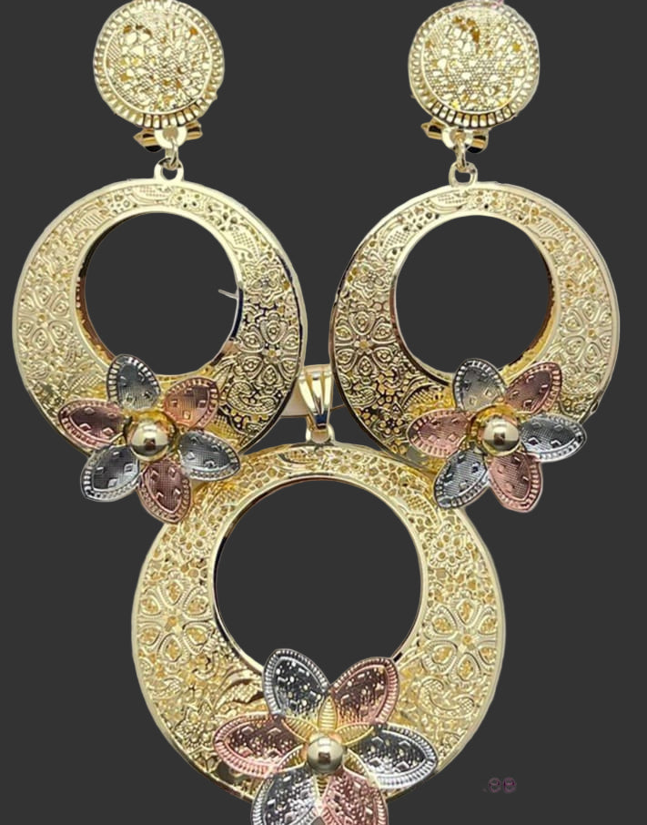 Elegant Round Floral Cutwork Dubai Pendant Set